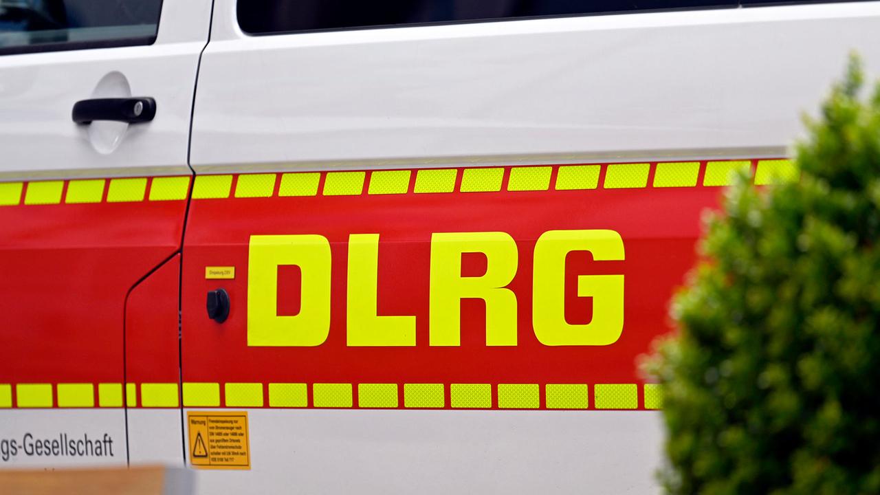 Berlin: Vandalismus: Einsatzfahrzeug der DLRG in Berlin-Reinickendorf zerstört