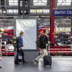 Reisende auf dem Bahnsteig im Berliner Ostbahnhof. (Quelle: dpa/Arnulf Hettrich)