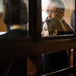 Archivbild: Dilek Kalayci (SPD) steht mit ihrem Rechtsanwalt Robert Unger und Anwältin Sophia Zabel (l) vor Prozessbeginn im Gerichtssaal am Kriminalgericht Moabit. (Quelle: dpa/Jutrczenka)