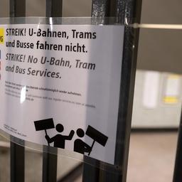 "Streik! U-Bahnen, Trams und Busse fahren nicht." steht während eines ganztägigen Verdi-Warnstreiks bei den Berliner Verkehrsbetrieben auf einem Schild an einer verschlossenen U-Bahn-Station. (Quelle: dpa/Sebastian Gollnow)