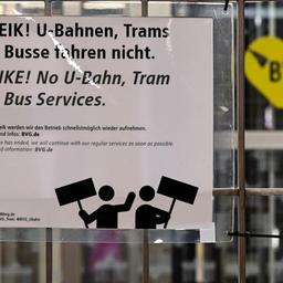 Archivbild: Ein Schild „Streik. U-Bahnen, Busse und Trams fahren nicht“ ist während des Warnstreiks der Gewerkschaft Verdi bei den Berliner Verkehrsbetrieben (BVG) am vergitterten Zugang zum U-Bahnhof Frankfurter Allee angebracht. (Quelle: dpa/Stache)