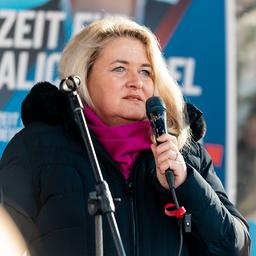 Die AfD-Landesvorsitzende Dr. Kristin Brinker hält eine Rede während einer AfD-Kundgebung. (Quelle: dpa/Jeremy Knowles)