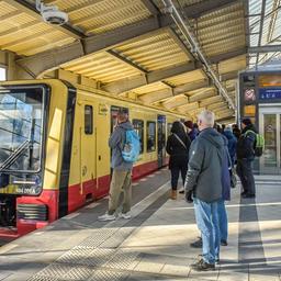 Symbolbild: Fahrgäste warten auf die S-Bahn, Ringbahn, Westkreuz, Berlin Charlottenburg. (Quelle: dpa/Joko)