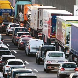 Stau auf der Autobahn A115 ( Avus ) in Richtung Berlin.  (Quelle: dpa/Rainer Keuenhof)
