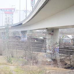 Archivbild: Bauarbeiter montieren an einer Autobahnbrücke der A100 in Charlottenburg am Dreieck Funkturm ein Gerüst, damit diese untersucht werden kann. (Quelle: dpa/Gollnow)