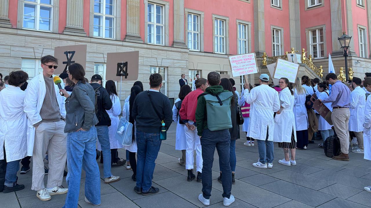 Brandenburg: Angesichts von Protesten: SPD erwägt Rücknahme der Kürzungen bei der Medizinischen Hochschule Brandenburg