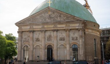 Berlin: Berlin-Mitte: Politiker und Kirchenvertreter gedenken Papst in der Sankt Hedwigs-Kathedrale