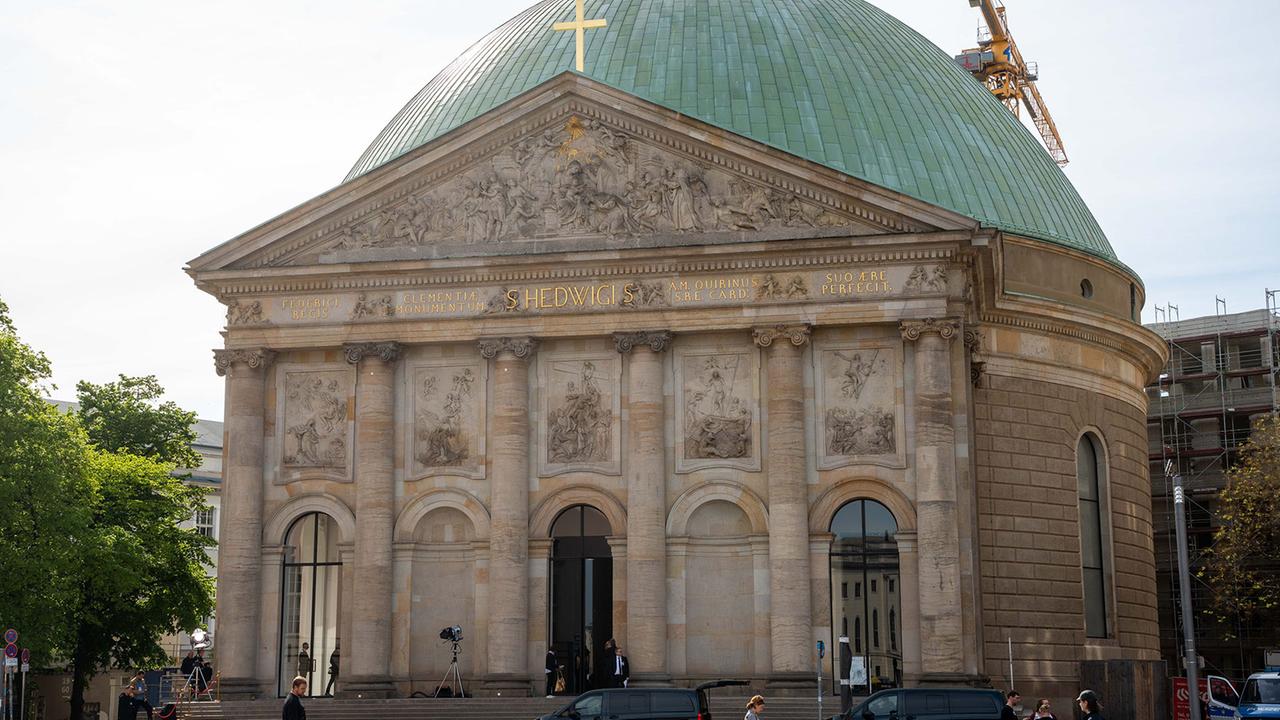 Berlin: Berlin-Mitte: Politiker und Kirchenvertreter gedenken Papst in der Sankt Hedwigs-Kathedrale