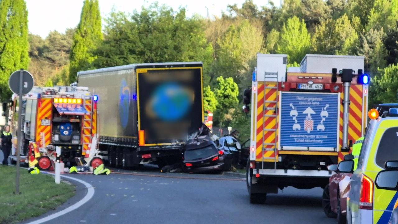 Brandenburg: Pkw fährt unter Lkw - zwei Männer bei Unfall auf Autobahn-Parkplatz getötet