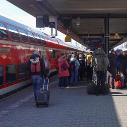 Reisende stehen am Nürnberger Hauptbahnhof in Nürnberg, Mittelfranken, Bayern (Quelle: dpa/Michael Nguyen)