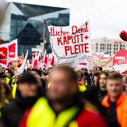 Beschäftigte verschiedener Betriebe und öffentlichen Stellen bei einer Streikkundgebung am 13.03.2025 in Berlin. Bild: picture alliance / Rainer Keuenhof 