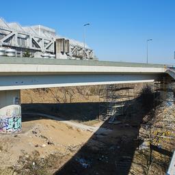 Die gesperrte Brücke der Stadtautobahn A100. Die Ringbahnbrücke der A100 im Westen Berlins ist seit Mittwochabend aus Sicherheitsgründen in nördlicher Richtung voll gesperrt. (Quelle: dpa/Jörg Carstensen)