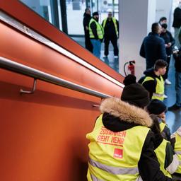 Mitarbeiter der Beschäftigten der Charité Facility Management (CFM) versammeln sich zum unbefristeten Streik im Eingangsbereich im Charite-Gebäude. (Quelle: dpa/Koall)