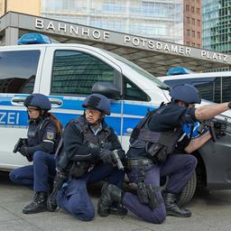 Bewaffnete Kräfte der Polizei nehmen am Bahnhof Potsdamer Platz an einer Notfall-Übung von S-Bahn, Feuerwehr, Bundes- und Landespolizei teil. (Quelle: dpa/Carstensen)