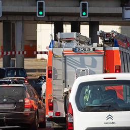 Symbolbild:EIn Einsatzwagen der Berliner Feuerwehr steht auf der A100 im Stau.(Quelle:imago images/A.Friedrichs)