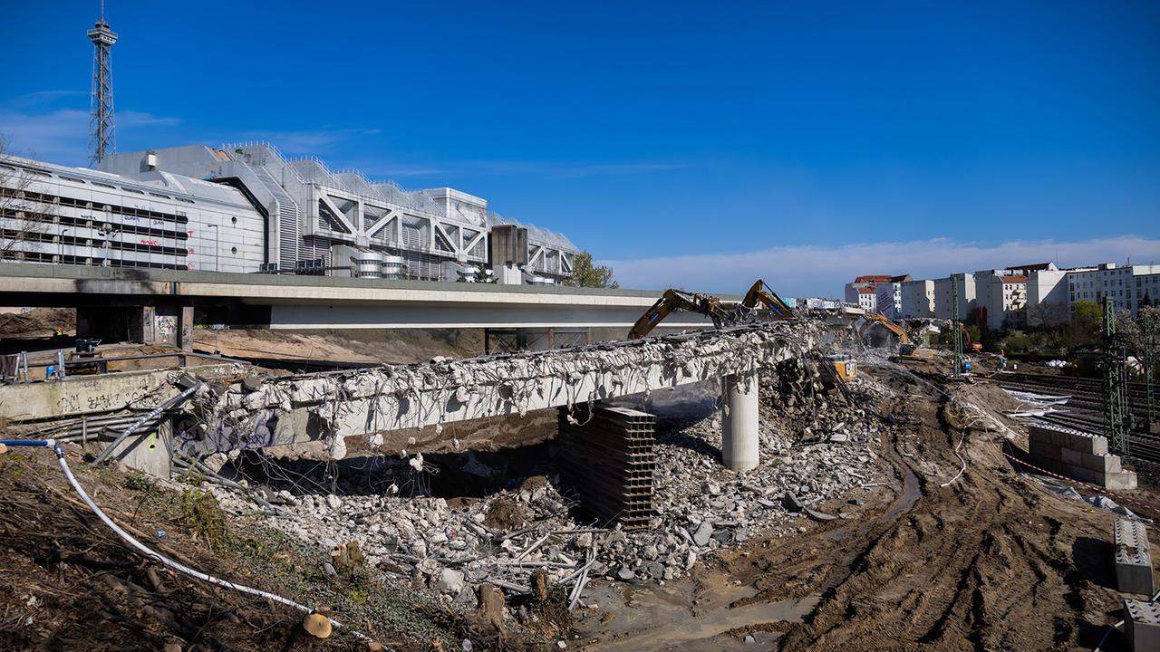Berlin: Bauarbeiten an A100-Brücken: Westendbrücke ist angeknabbert, Ringbahnbrücke bereits durchgeknabbert