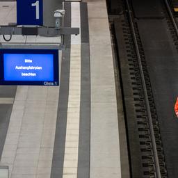 21.03.2025, Berlin: Ein Arbeiter mit Stirnlampe geht auf den Schienen von Bahnsteig 1 des Berliner Hauptbahnhofs (Quelle: dpa/Soeren Stache).
