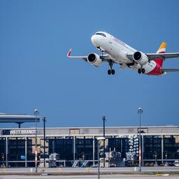 Symbolbild: Ein vom Flughafen Berlin Brandenburg ( BER ) gestartetes Flugzeug. (Quelle: dpa/Rainer Keuenhof)