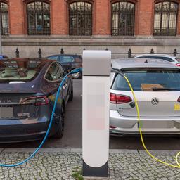 Archivbild: Verkehr Elektroautos Ein Tesla-Elektroauto links und ein e-Golf von Volkswagen von der VW-eigenen Mietwagenfirma We Share rechts an einer Ladestation der Firma innogy in Berlin. (Quelle: imago images/Ditsch)