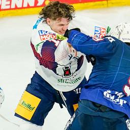 Lean Bergmann (l.) und Leon Gawanke (r.) geraten aneinander. Quelle: dpa/Uwe Anspach