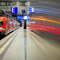 Symbolbild: Ein leerer Regionalzug verlässt am 29.01.2024 den Berliner Hauptbahnhof. (Quelle: Picture Alliance/Christoph Soeder)