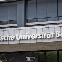 Der Schriftzug „Technische Universität Berlin“ ist an der Fassade eines Uni-Gebäudes angebracht am 31.05.2024. (Quelle: picture alliance/dpa/Monika Skolimowska)