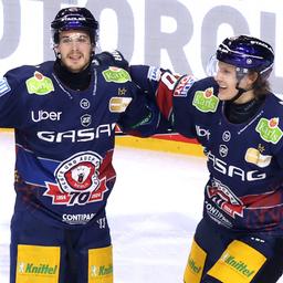 Eisbären-Spieler Ronning und Geibler bejubeln den Treffer gegen Straubing (Quelle: IMAGO / Nordphoto)