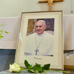 Ein Bild des verstorbenen Papstes Franziskus steht vor dem Altar in der katholischen Kirchengemeinde St. Bonifatius. (Quelle: dpa/Bein)