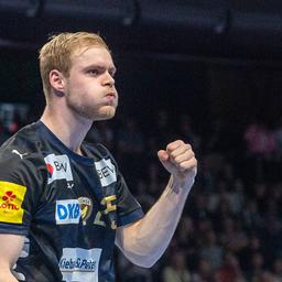Matthes Langhoff von den Füchsen Berlin ballt die Faust im Champions-League-Spiel gegen Aalborg Handbold. (Quelle: imago-images/Mattias Koch)