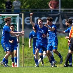 Das Team des FC Hertha 03 Zehlendorf jubelt (Quelle: IMAGO / Matthias Koch)