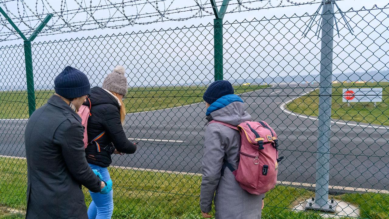 Berlin Brandenburg: Störaktion am BER: Klage von Klimaaktivistin gegen Gebührenbescheid abgewiesen