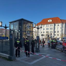 Die Polizei hat den Eingang zum U-Bahnhof Sophie-Charlotte-Platz abgesperrt. Dort wurde ein Mann im Streit erstochen. (Quelle: rbb)