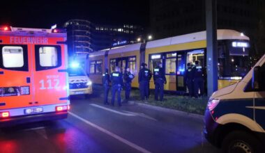 Berlin: Berlin-Mitte: Fahrgast in Straßenbahn niedergestochen - Täter flüchtig