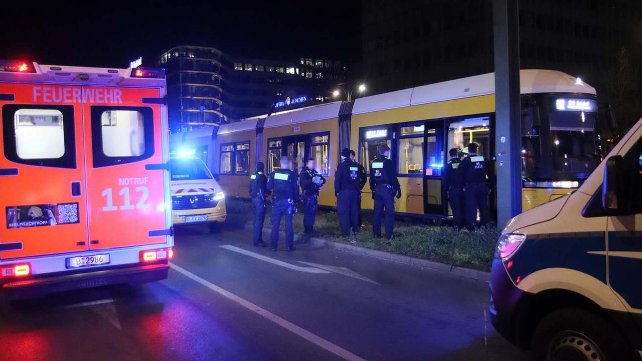Berlin: Berlin-Mitte: Fahrgast in Straßenbahn niedergestochen - Täter flüchtig