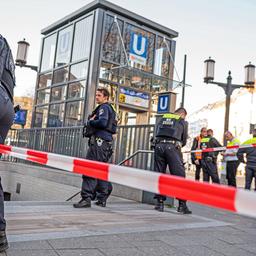 Archivbild:12.04.2025, Berlin: Berliner Polizisten stehen nach einer Gewalttat bei dem U-Bahn Eingang Sophie-Charlotte-Platz.(Quelle:dpa/F.Sommer)