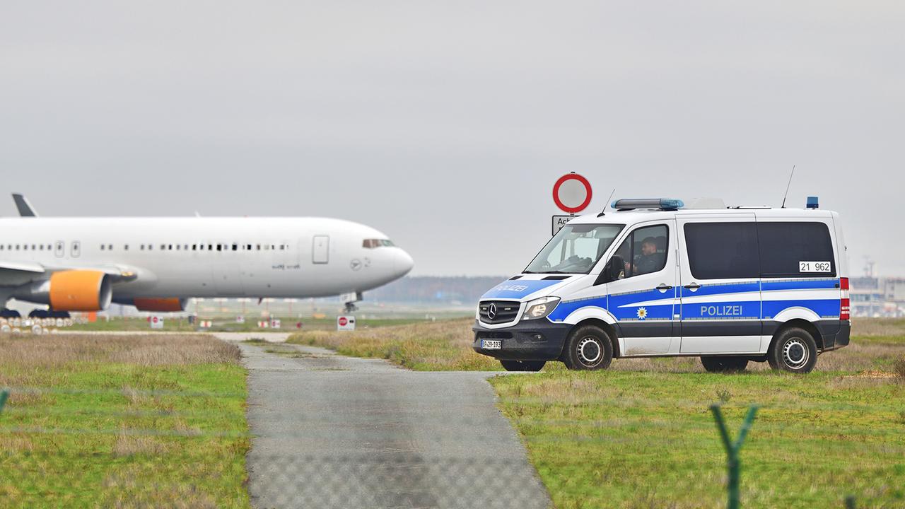 Brandenburg Berlin: Bundespolizei: Randalierender Fluggast verursacht außerplanmäßige Zwischenlandung am BER
