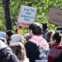 Archivbild:07.04.2025, Berlin: In der Nähe des Abgeordnetenhaus an der Stresemannstraße findet eine pro-palästinensische Demonstration statt.(Quelle:dpa/A.Riedl)