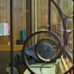 Archivbild:13.03.2025, Berlin: Nicole Bédé, Rechtsanwältin, steht beim Prozess gegen einen 37-Jährigen, der seine Lebensgefährtin und die beiden gemeinsamen Töchter ermordet haben soll, im Kriminalgericht Moabit vor dem Angeklagten, der sich unter einer Jacke versteckt.(Quelle:dpa/B.v.Jutrczenka)