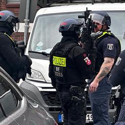 In Berlin-Spandau sind nachdem am 30.03.2025 Schüsse gefallen Einsatzkräfte der Berlienr Polizei vor Ort. (Quelle: rbb)