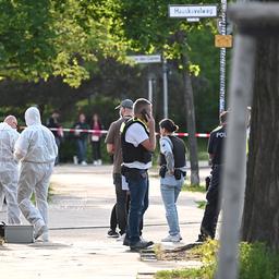 Ein Mann ist am 08. Mai 2024 in Berlin-Spandau auf offener Straße erschossen worden. Die Polizei sichert den Tatort. (Quelle: Morris Pudwell)
