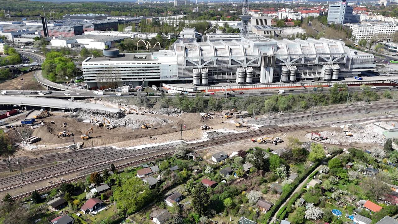Berlin: A100 in Berlin: Abrissarbeiten an maroder Ringbahnbrücke vor Abschluss