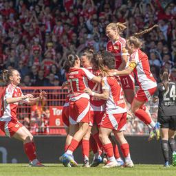 Die Spielerinnen des 1. FC Union jubeln (Quelle: imago images/Matthias Koch)