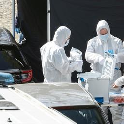 Polizeibeamte der Spurensicherung in weißen Schutzanzügen arbeiten am Fundort. (Quelle: dpa/Hannes P Albert)