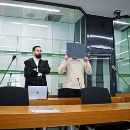 08.04.2025, Berlin: Der Angeklagte steht mit seinem Rechtsanwalt Ehssan Khazaeli (l) beim Prozess wegen einer Attacke auf den j¸dischen Studenten Lahav Shapira im Kriminalgericht Moabit.(Quelle:dpa/B.v.Jutrczenka)