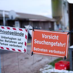 "Vorsicht Seuchengefahr! Betreten verboten!" steht auf einem Schild an einem Betrieb in Mehrow. (Quelle: dpa/Annette Riedl)