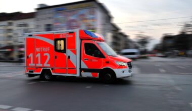 59-Jährige durchbricht Kita-Zaun und rast gegen Mauer