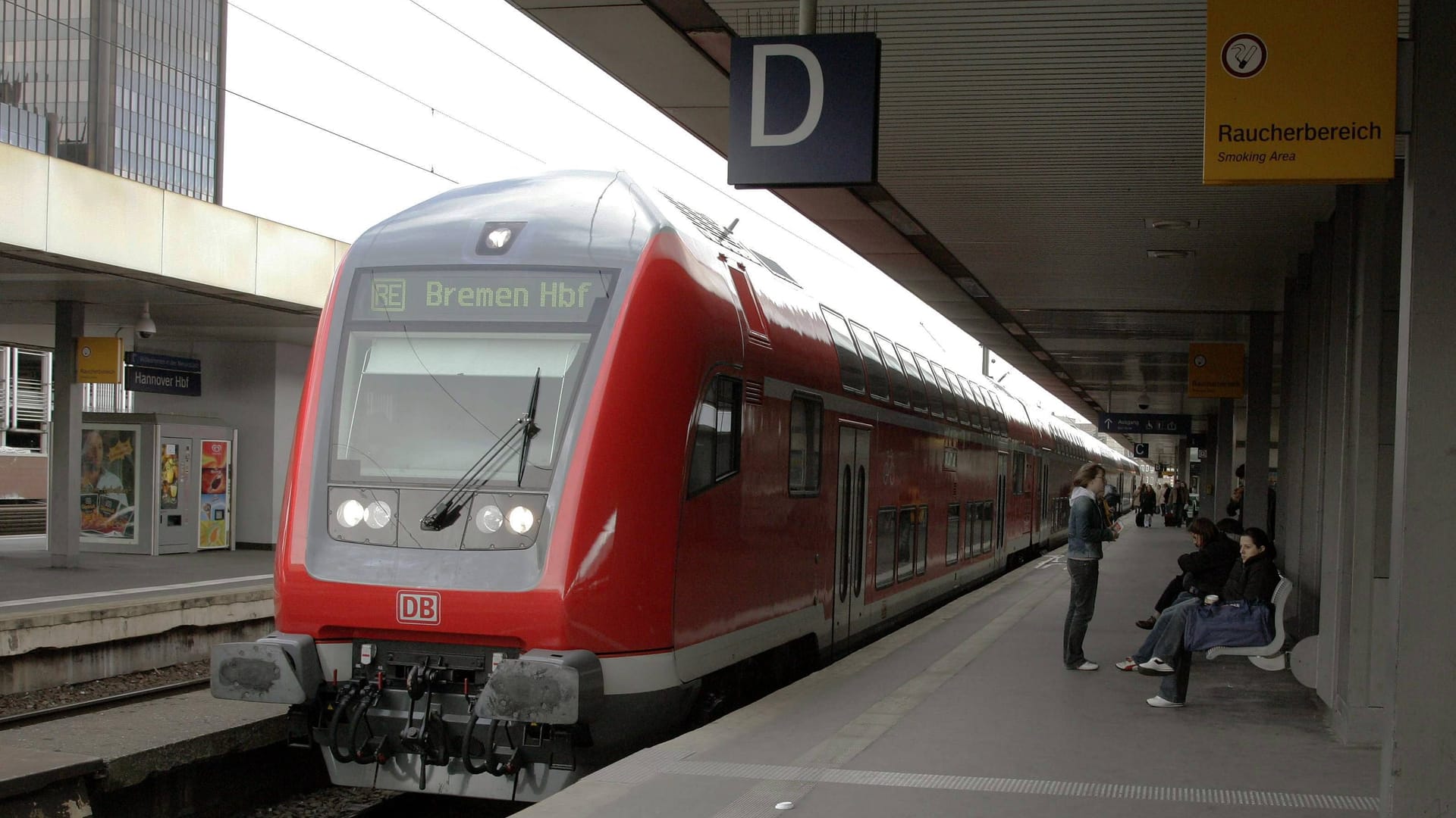 Regionalbahn der DB nach Bremen im Hauptbahnhof von Hannover: Wer zwischen den beiden Städten pendelt, muss über Hamburg fahren.