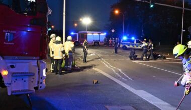 Rettungskräfte an der Unfallstelle: Der Motorradfahrer musste mit einem Rettungshubschrauber ins Krankenhaus gebracht werden.