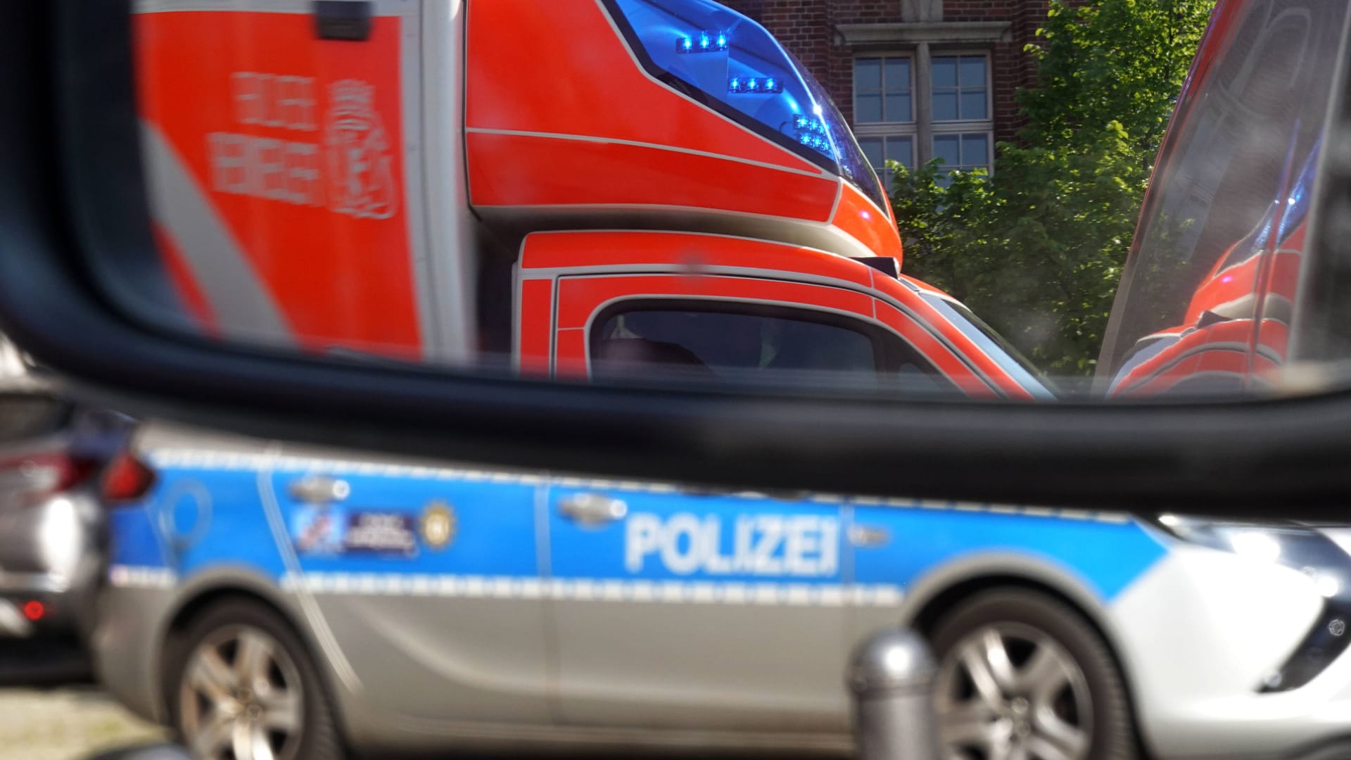 Rettungswagen und Polizeiauto (Symbolbild): Der Junge musste ins Krankenhaus gebracht werden.