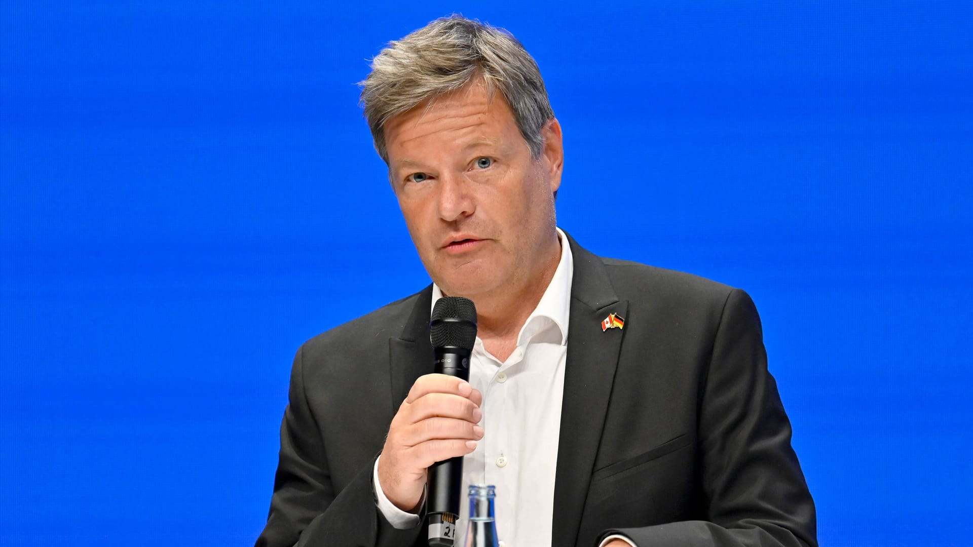 Robert Habeck (Grüne) auf der Hannover Messe 2025: Mit Eishockey-Trikot und klaren Worten richtet sich der Wirtschaftsminister an die USA.